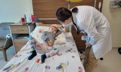 3 Yaşındaki Kırgız Çocuk Türkiye’de Yapılan Nakille Hayata Tutundu