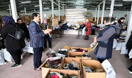 Battalgazi Belediye Başkanı Bayram Taşkın Yardım Malzemeleri Tasnif Çalışmasına Eşlik Etti