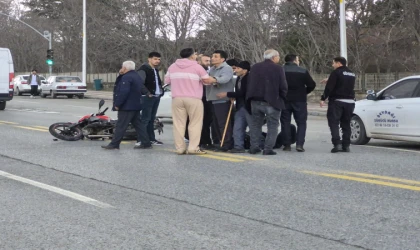 Otomobilin Çarptığı Motosiklet Sürücüsü Yaralandı