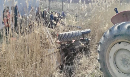 Yazıhan’da Traktör Kanala Devrildi: 2 Yaralı