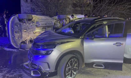 Kavşakta Can Pazarı: Kafa Kafaya Çarpışan Araçlardan Biri Devrildi!