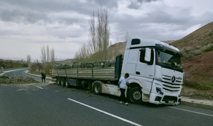 Sürücü Direksiyon Başında Uyuyakaldı, Tır Karşı Şeride Geçti
