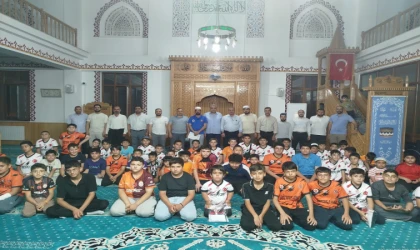 Kur’an Kursu Öğrencilerine Forma Ve Çiğ Köfte İkramı