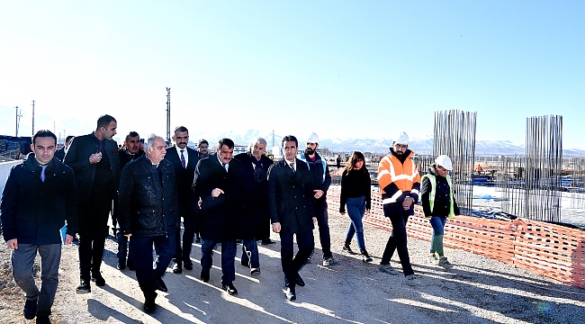 Kuru Kayısı Lisanslı Depoculuk ve Borsası inşaatında incelemelerde bulunan Başkan Gürkan