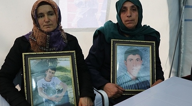 Annelerin evlat nöbetine iki aile daha katıldı