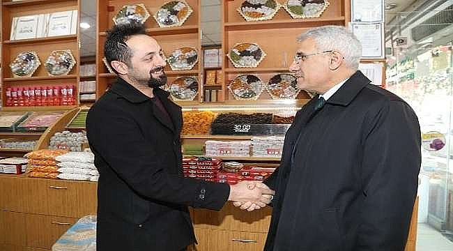 Battalgazi Belediyesi’inden 81 Kente Kayısı Çekirdeği