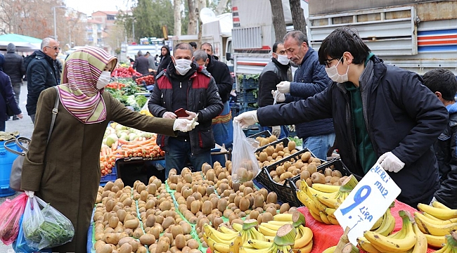Pazarda tezgah açan esnafa maske ve eldiven dağıtıld