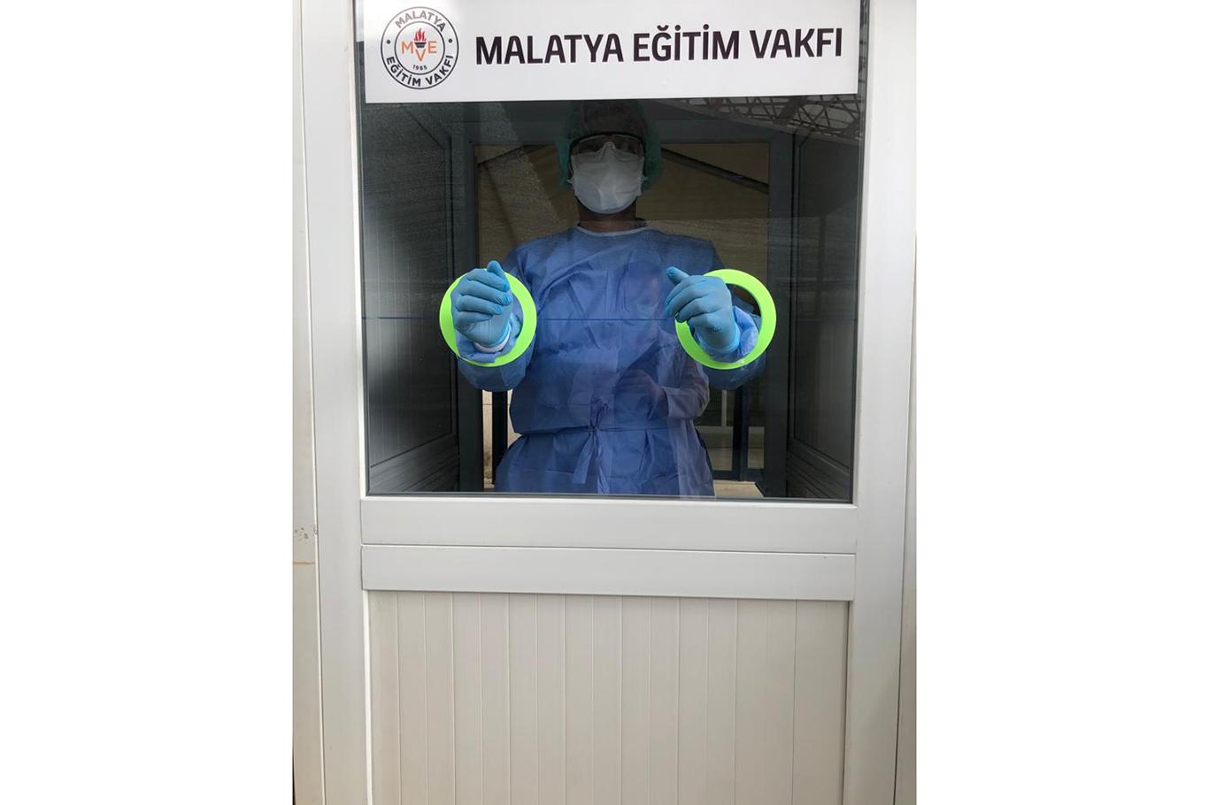 Malatya’daki hastanelere 3 adet numune alma kabini hediye edildi