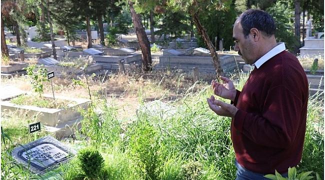 30 yıldır her gün annesinin mezarını ziyaret ediyor