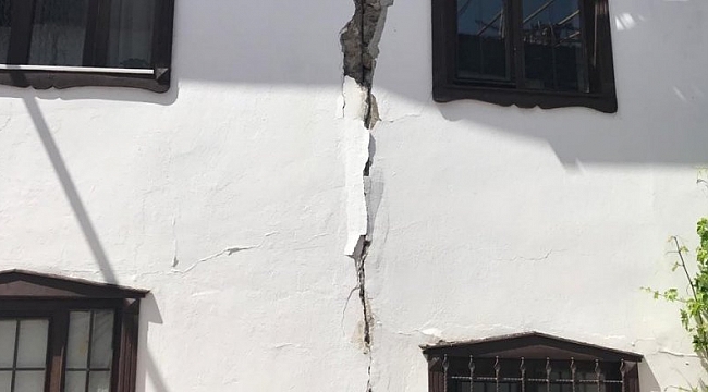 Depremden hasar gören evleri için yetkililerden haber bekliyorlar