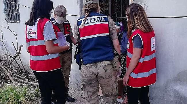 Jandarma İle kızılay Bayramlık Dağıttı