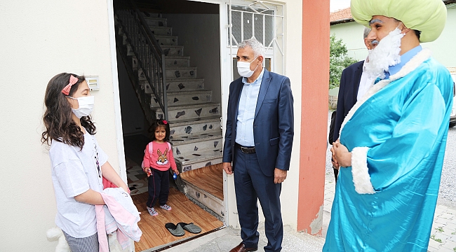 SOKAĞA ÇIKAMAYAN ÇOCUKLARIN BAYRAM ŞEKERİ BATTALGAZİ BELEDİYESİ’NDEN