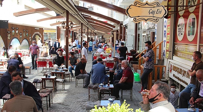 Kafe ve restoranların çalışma saati kısıtlaması kaldırıldı