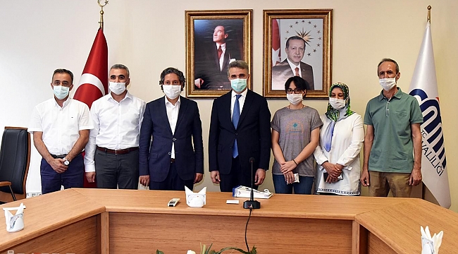 Malatya Valisi Baruş, YKS birincisini ödüllendirdi