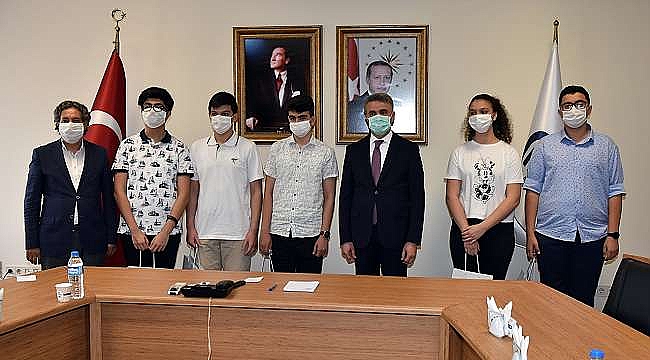 Vali Baruş, LGS'den Tam Puan Alan Öğrencileri Ödüllendirdi