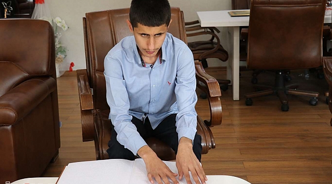 Görme engelli öğrencinin Kur'an-ı Kerimi okuma azmi imrendiriyor