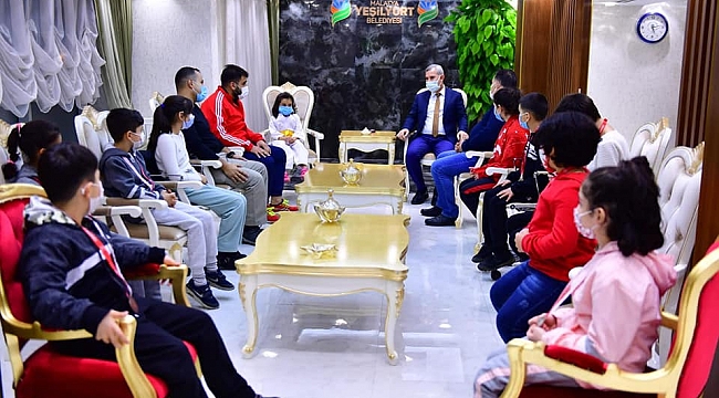 BAŞKAN ÇINAR, MALATYA ONLİNE KARETE KATA ŞAMPİYONLARINI MİSAFİR ETTİ