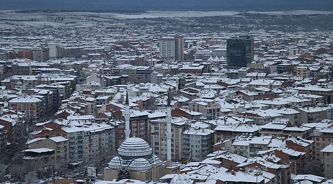 Malatyalılar mevsimin ilk kar yağışını sevinçle karşıladı