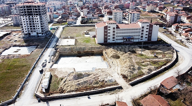 BATTALGAZİ’DE YARI OLİMPİK KAPALI YÜZME HAVUZU İÇİN İLK KAZMA VURULDU