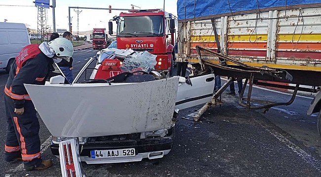 Otomobilin kamyona çarpması sonucu 4 kişi yaralandı