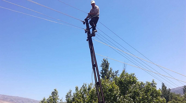 Elektrik direğinde mahsur kalan şahıs kurtarıldı