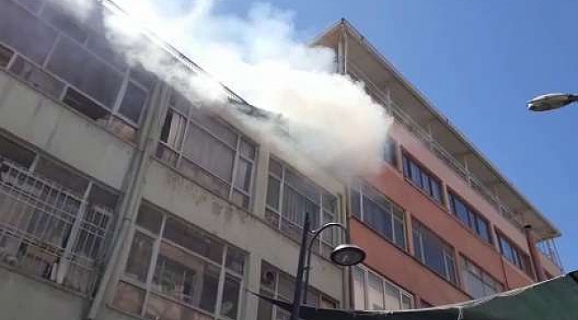 İş merkezinin çatısında çıkan yangın korkuya neden oldu