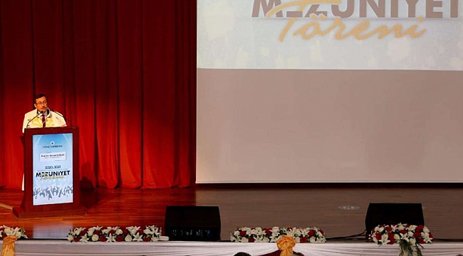 Rektör Kızılay'dan mezuniyet törenindeki yeminde "Cinsel yönelim" vurgusuna tepki