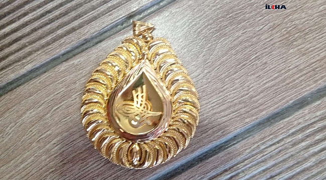 Temizlik personeli, bulduğu altın tuğrayı sahibine verdi