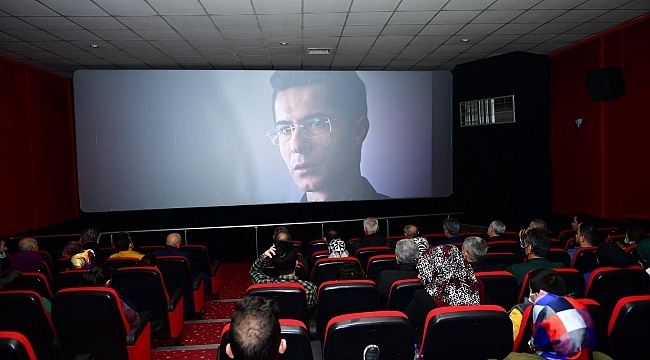 BAŞKAN ÇINAR, ‘KESİŞME: İYİ Kİ VARSIN EREN” SİNEMA FİLMİNİ ŞEHİT YAKINLARI VE GAZİLERLE BİRLİKTE İZLEDİ