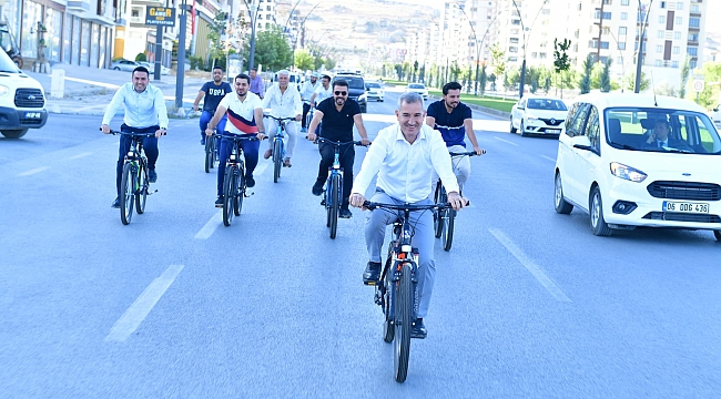 Başkan Çınar, Mesayiye Bisiklet Sürerek Geldi