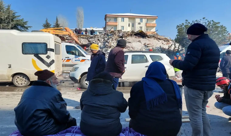 Malatya’da enkaz başlarında “umutlu bekleyiş” sürüyor