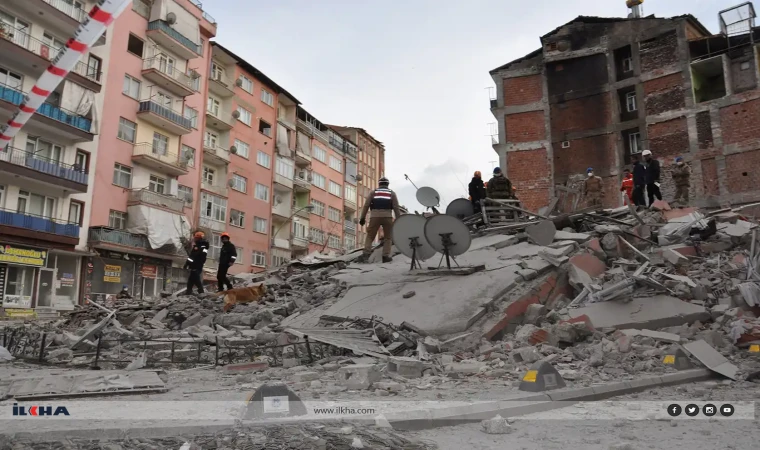 Malatya'da ağır hasarlı bina kendiliğinden çöktü