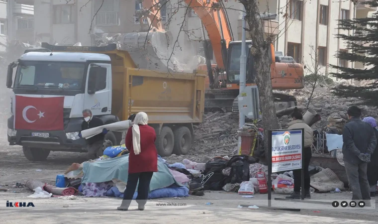 Malatyalılar: Enkaz kaldırma çalışmaları kısa sürede bitirilmeli