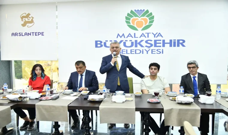 Vali Yazıcı, YKS sınavında dereceye giren öğrencilerle bir araya geldi