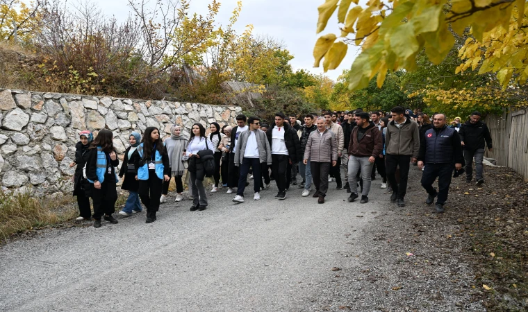 ÜNİVERSİTELİ ÖĞRENCİLER ‘GENÇLERİN KALBİ BURADA ATIYOR’ ETKİNLİĞİYLE YEŞİLYURT’U GEZDİLER