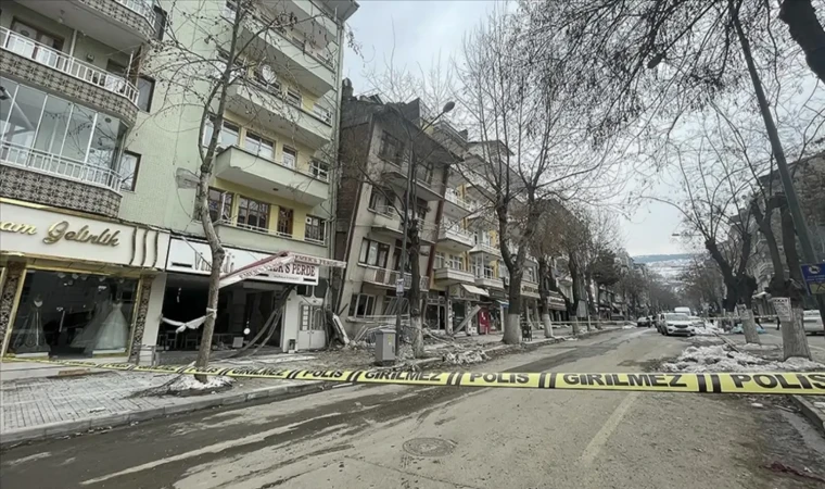 Ağır hasarlı binalardan uzak durun!