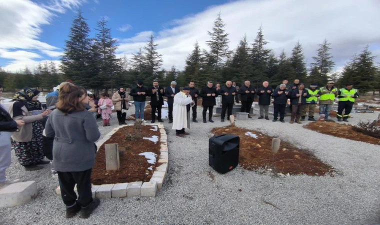 Başkan Zelyurt, Doğanşehir'de depremde hayatını kaybedenlerin mezarlarını ziyaret etti