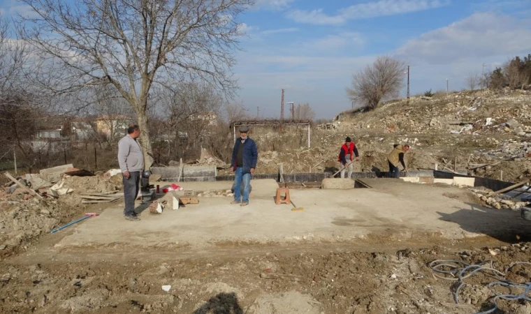 Depremin ayırdığı aile hayata tutunmaya çalışıyor