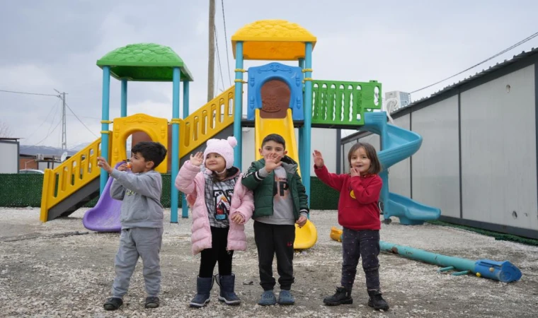 Konteyner kentte yaşayan çocuklar her şeyden habersiz koşup eğleniyor