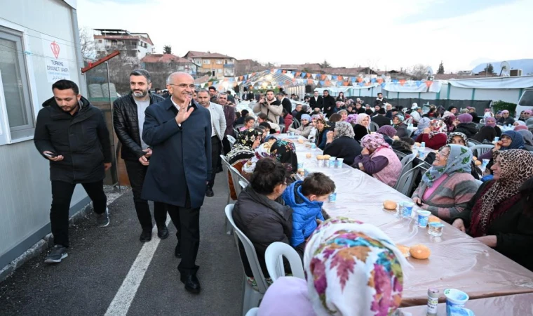 Büyükşehir Adayı Sami Er, depremzedelerle iftar yaptı