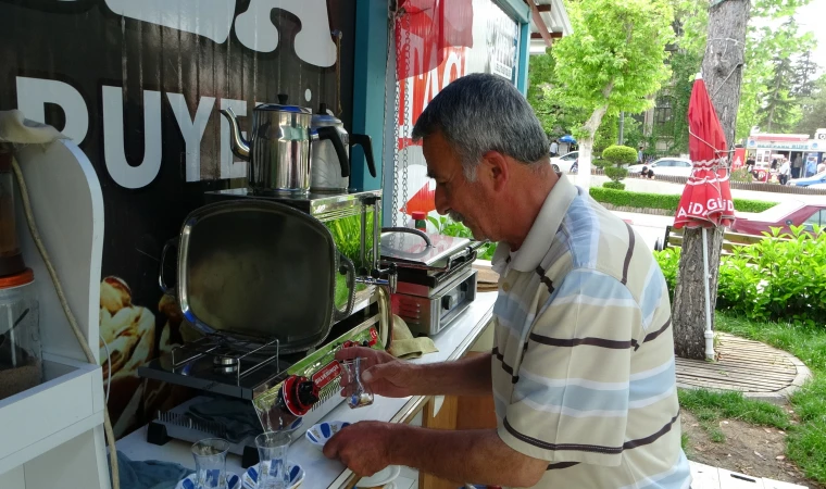 Depremzede baba oğulun konteynerde ekmek mücadelesi