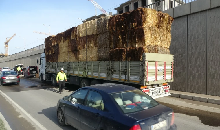 Malatya'da şaftı kırılan tır trafiği kilitledi