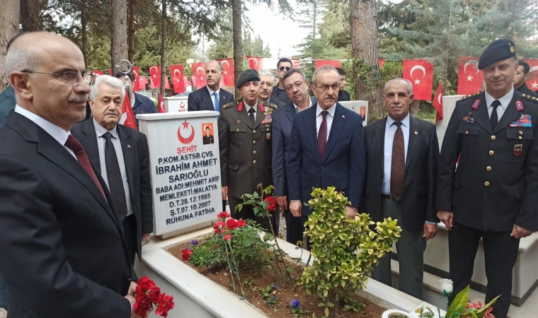 Malatya'da şehitlikte buruk bayramlaşma
