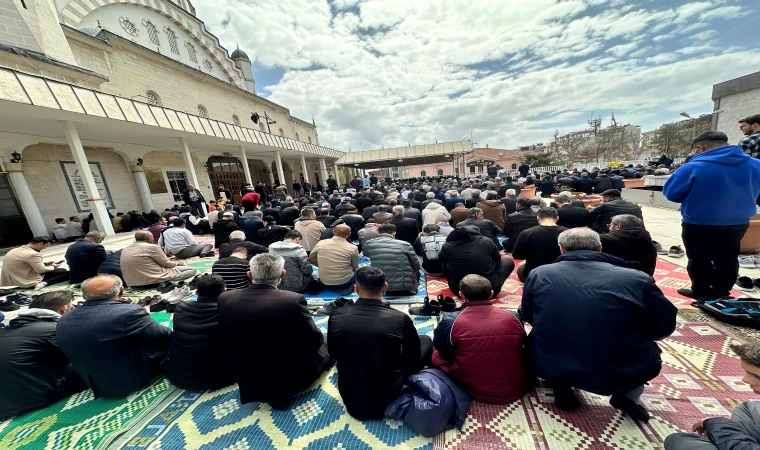 Bayram sonrası cuma namazı, yoğun katılımla kılındı