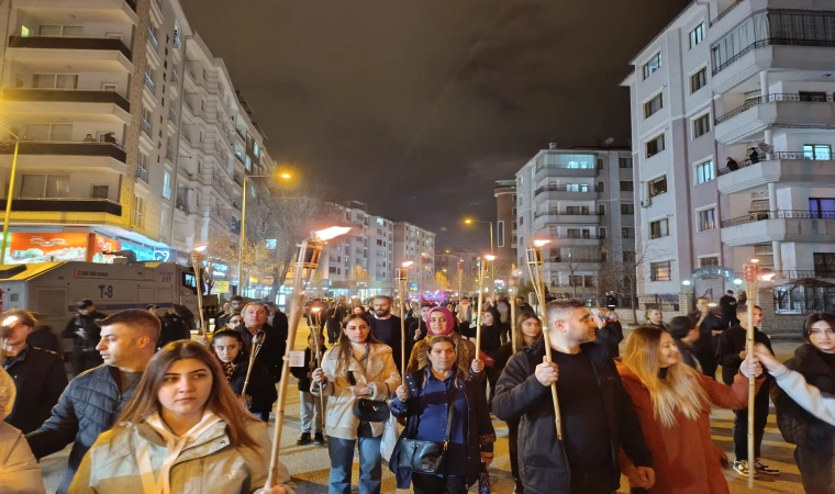 Van'ın kurtuluş yıl dönümünde fener alayı düzenlendi