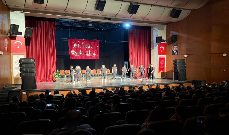 Malatya'da öğrencilerden Turgut Özakman oyunu