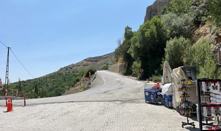 Darende’de heyelan nedeniyle kapatılan yol yeniden trafiğe açıldı