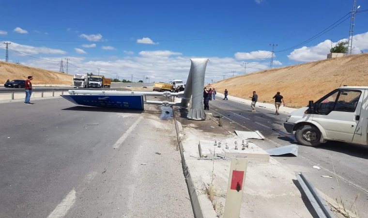 Şehir Dışında Hafriyat Kamyonu Kazası: Yön Tabelasına Çarptı, 1 Yaralı