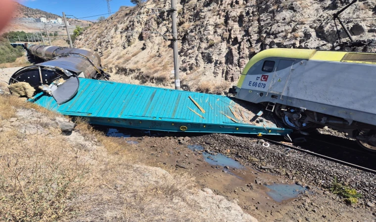 Malatya’da Tren Kazası: Yük Trenleri Kafa Kafaya Çarpıştı, 1 Yaralı