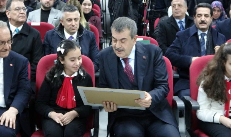 Bakan Tekin Malatya'da görme engelli öğrencilerle bir araya geldi